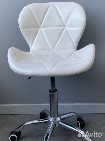 Стул для мастера маникюра