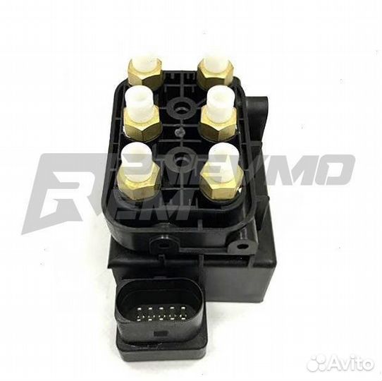 Блок клапанов пневмоподвески Volkswagen Touareg