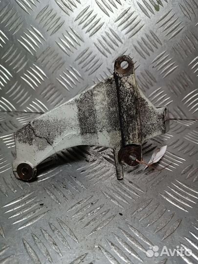 Кронштейн полуоси Volkswagen Touran 2003-2010