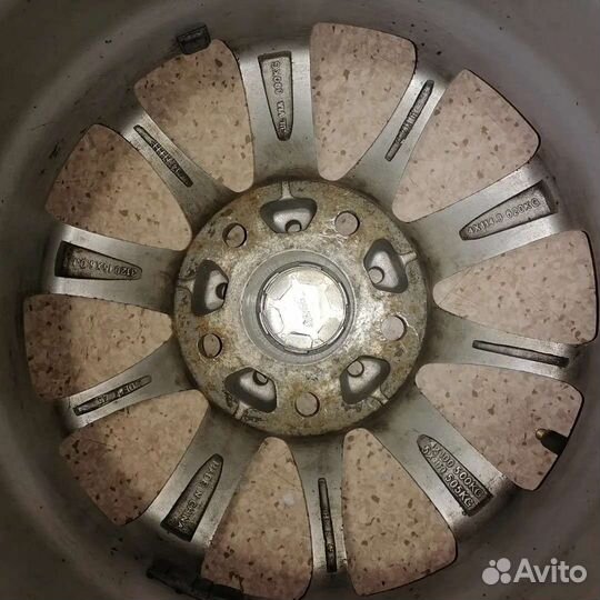 Продам комплект литых дисков 15 радиуса