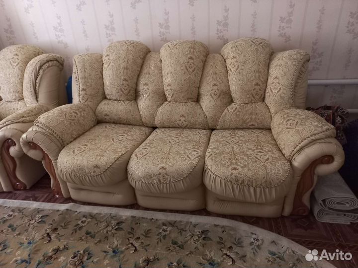 Кожаный диван и 2 кресла