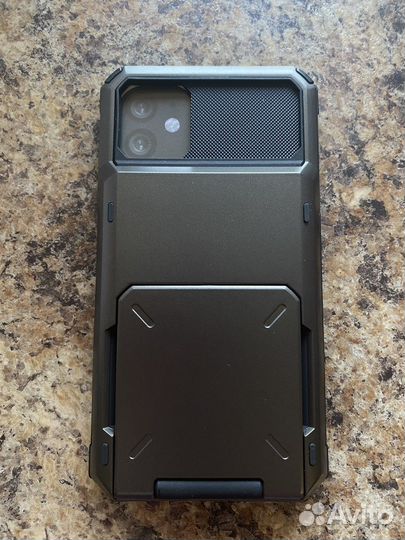 Чехол на iPhone 11 с отсеком для карт