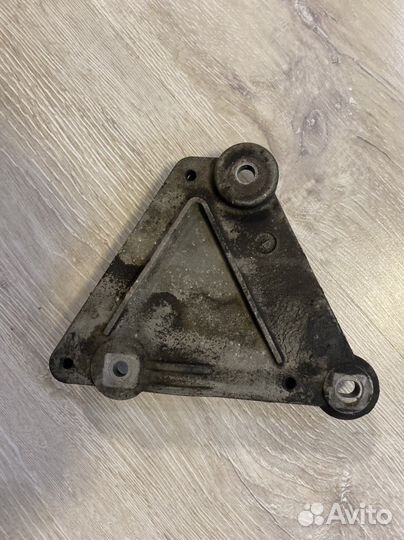 Кронштейн крепления компрессора кондиционера Opel