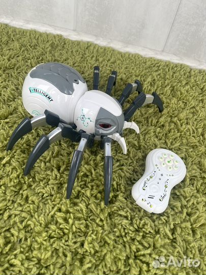 Робот паук на пульте управления