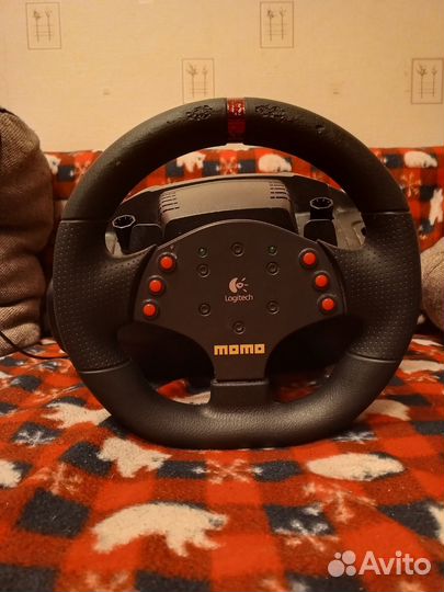Игровой руль с педалями logitech Momo
