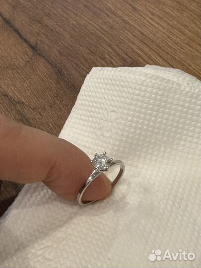 Кольцо с бриллиантом