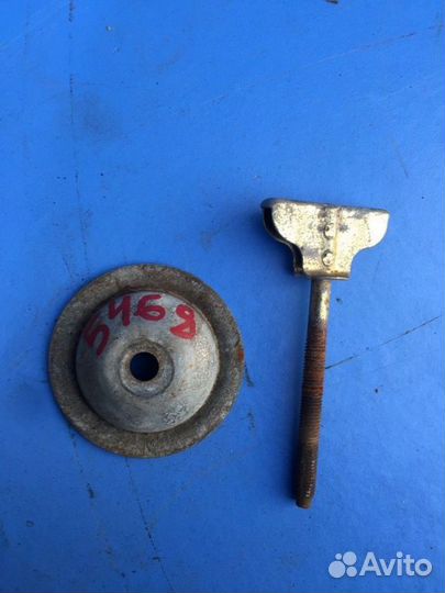 Крепление запасного колеса