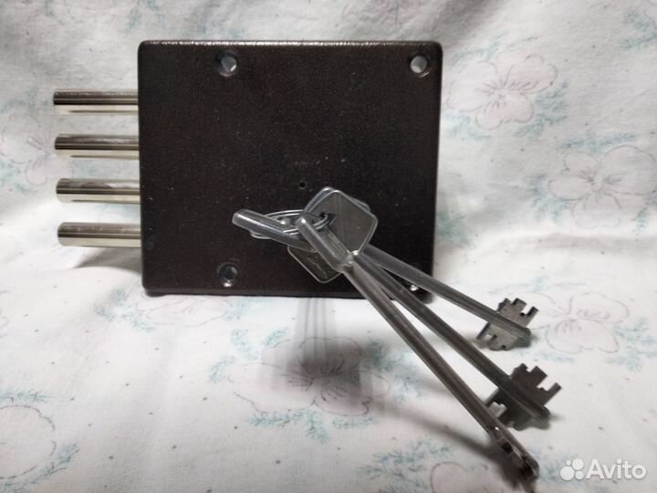 Замок дверной накладной