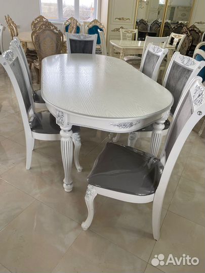 Стол и стулья