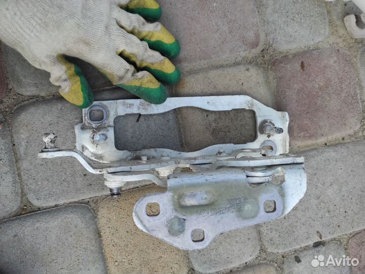 Петля капота mercedes-benz c-class W204 W212