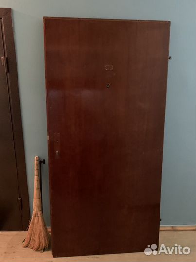 Дверь входная деревянная
