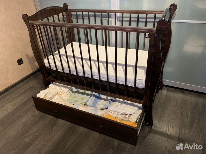 Детская кроватка с продольным маятником