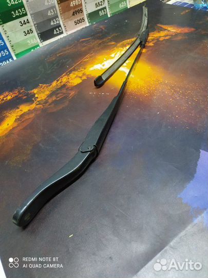 Поводок стеклоочистителя правый Renault Sandero 2