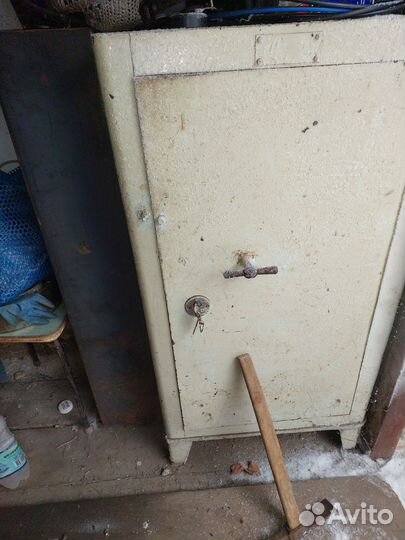 Сейф металлический