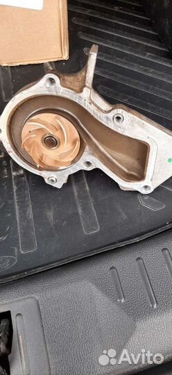 Продам насос системы охлаждения Ford 1778516