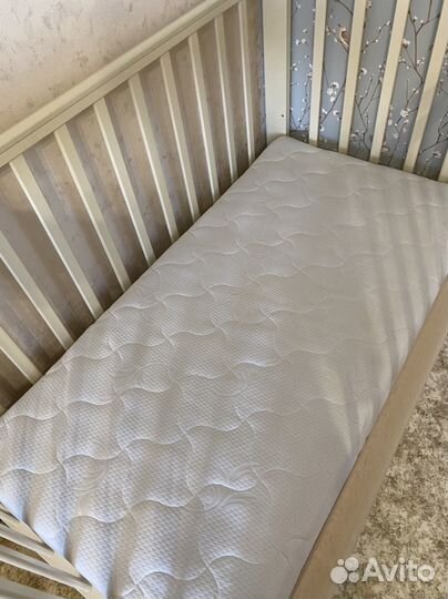 Детская кроватка с маятником и матрасом