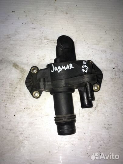 Тройник системы охлаждения Jaguar, 2.7D 276DT