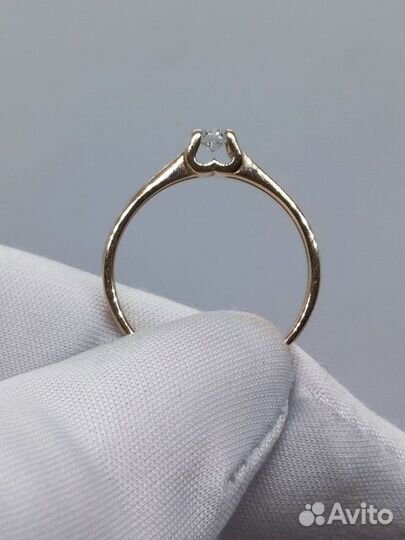 Золотое кольцо с бриллиантом 15,5р