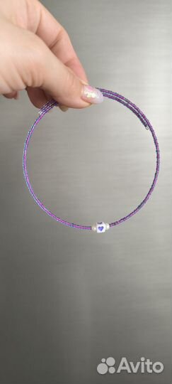 Фиолетовый чокер с сердечком на белом фоне