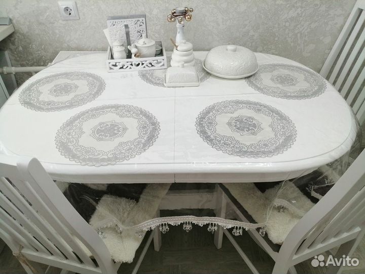 Кухонный стол и стулья
