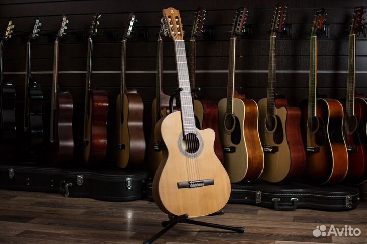 Классическая гитара Alhambra + Аксессуары