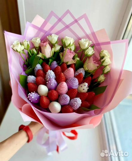 Букеты из цветов и клубники в шоколаде