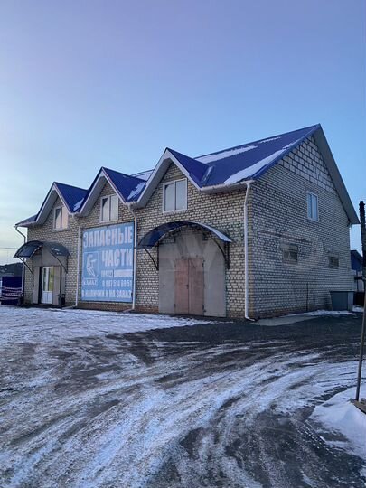 Здание с земельным участком