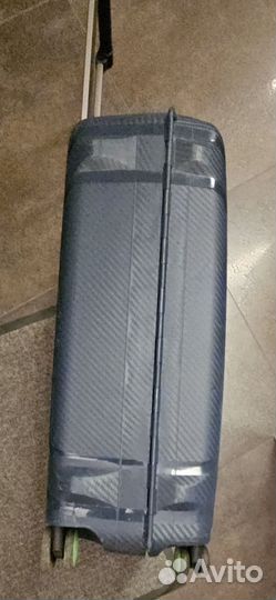 Чемодан на колесах большой пластиковый