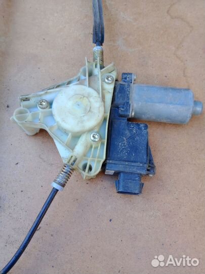 Стеклоподъемник передний R Mitsubishi Carisma