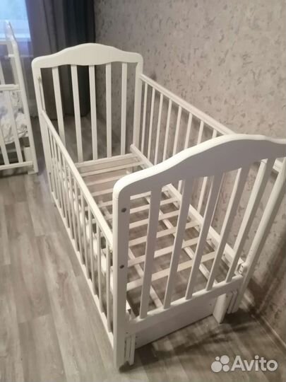 Детская кроватка с маятником