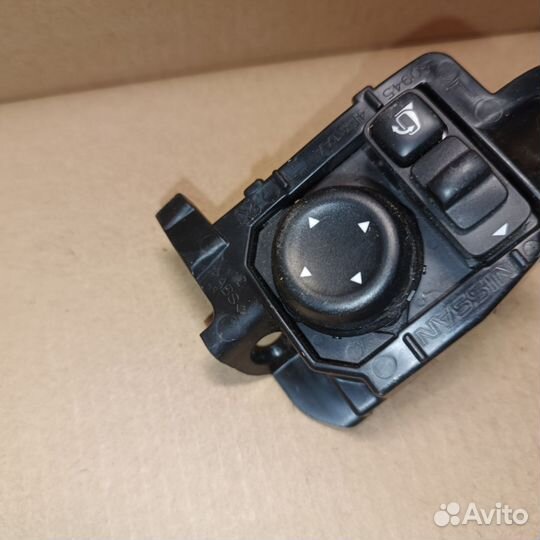 Блок управления зеркалами Nissan Qashqai J11