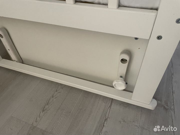 Детская кроватка с поперечным маятником