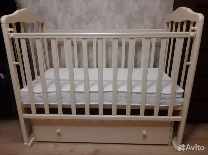 Продам детскую кровать с ящиком и матрасом