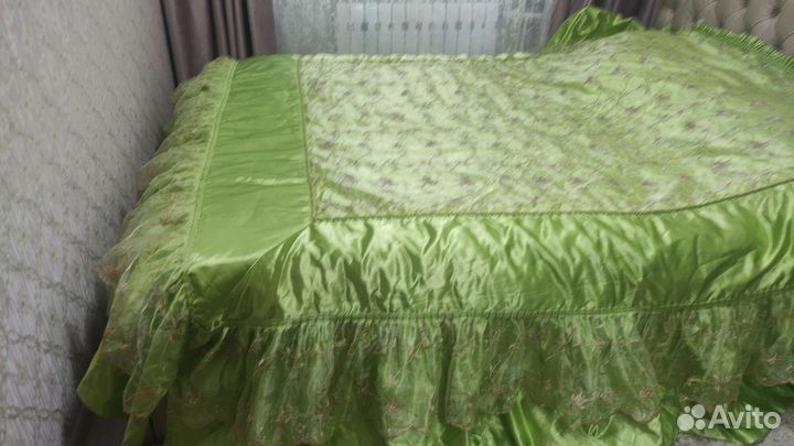Покрывало и 2 наволочки на кровать двуспальную