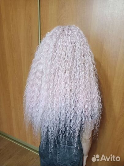 Модель афролоконы и афро косы