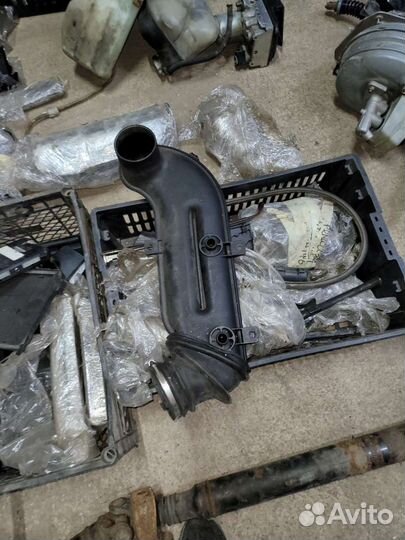 Корпус воздушного фильтра на Мерседес 140