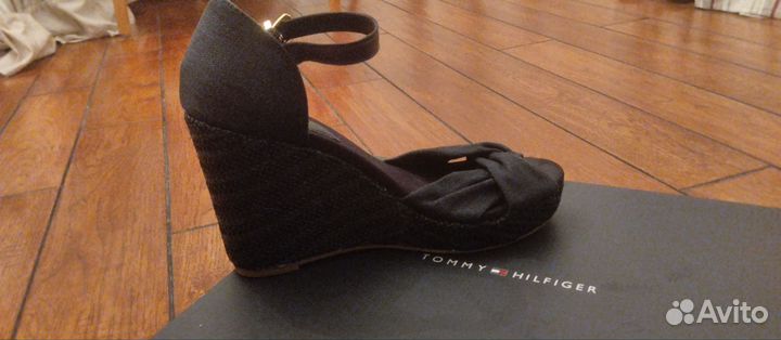 Tommy hilfiger босоножки 39