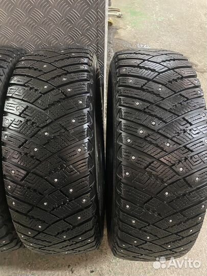 Goodyear UltraGrip Ice Arctic SUV 215/65 R16