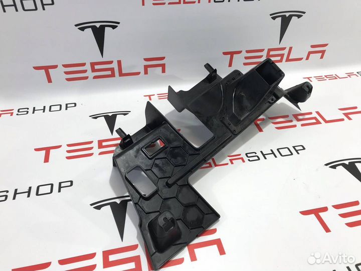 Накладка пластиковая под рулевой колонкой Tesla