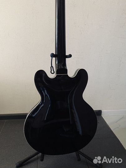 Бас-гитара полуакустическая