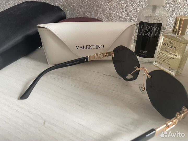 Солнцезащитные очки valentino