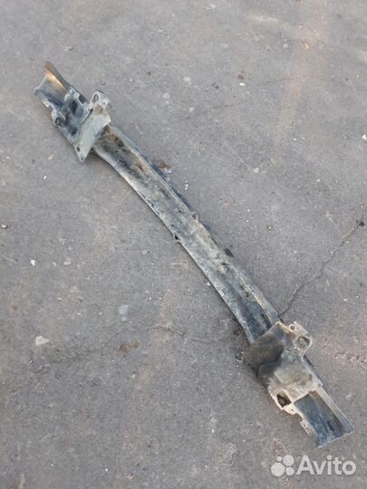 Усилитель переднего бампера vw golf 4