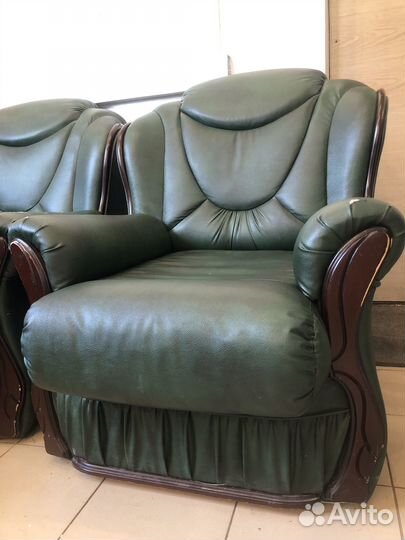 Угловой кожаный диван и кресло бу