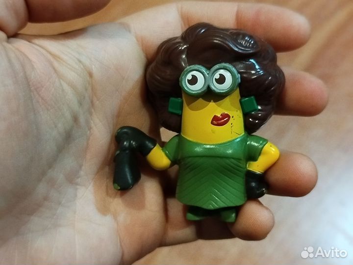 Миньоны из макдональдса в платье