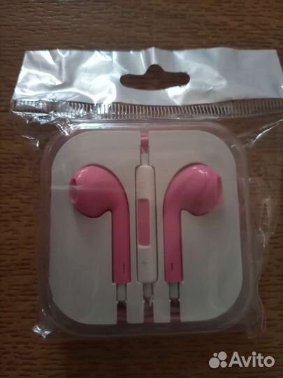 Зарядное устройство и наушники