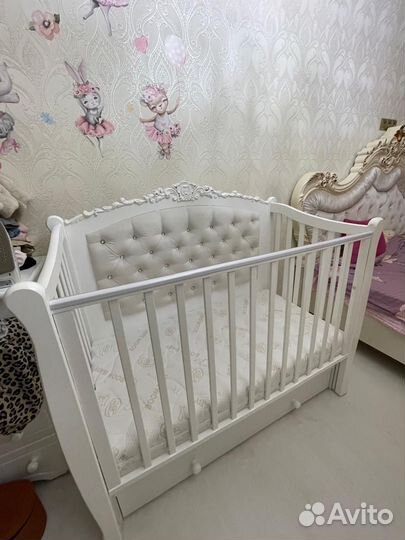 Кроватка детская с маятником