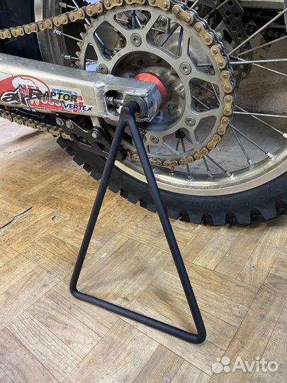 Подставка-треугольник под кроссовый мотоцикл