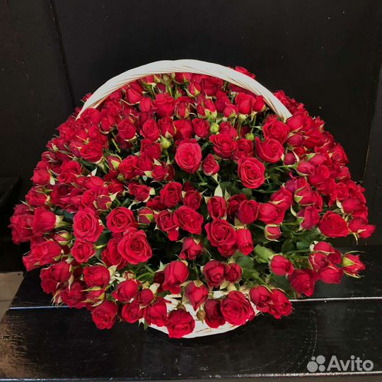 Корзина красных роз