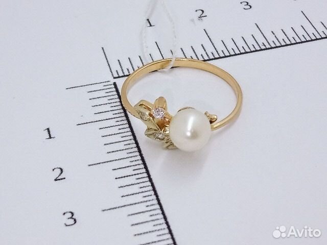 Кольцо с синтетическим камнем Золото