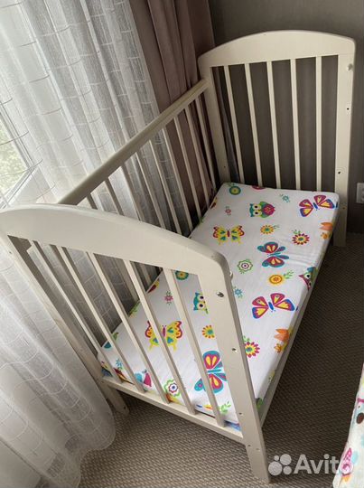 Детская кроватка с маятником